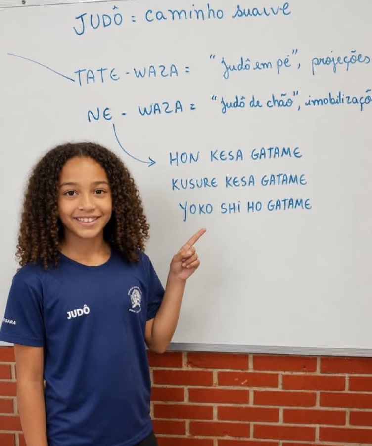 Aluna aponta para o quadro com os termos tate-waza e ne-waza